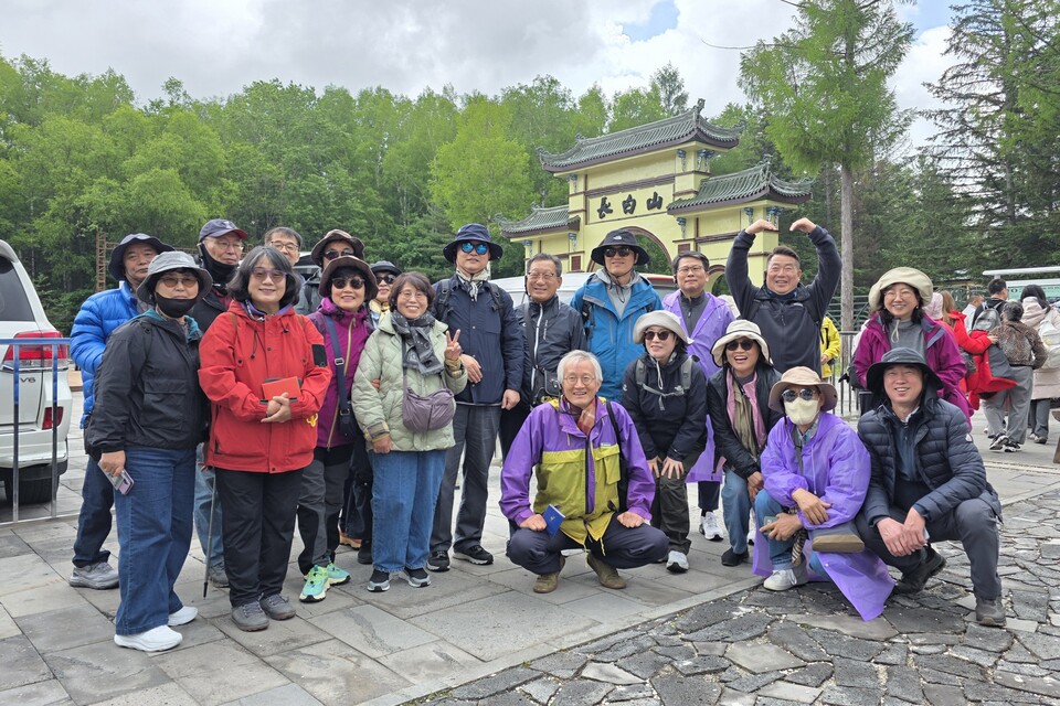 ▲ 한국기독교장로회 강원노회 춘천시찰회와 한신대 83학번 신학동기회(약칭 한신83 신학동기회, 회장 백승국)가 지난 6월 8일부터 12일까지 4박 5일간 백두산과 중국 연길 일대에서 동역자 간의 우의를 다진 ‘2026년 여름수련회’ 여정을 알차게 마무리했다. 백두산 북파 코스 입구에서.