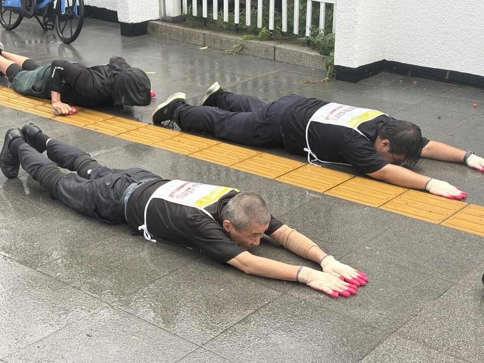 ▲ 유호준 경기도의원(더불어민주당, 남양주시 다산·양정)이 미등록 이주민의 인권 보호와 체류권 보장을 촉구하기 위한 이주인권단체들의 오체투지에 함께 했다.