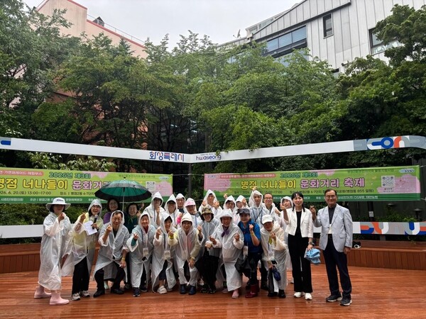 ▲ 화성특례시 병점2동 주민자치회 관계자들이 축제 개최를 기념하며 기념촬영을 하고 있다.