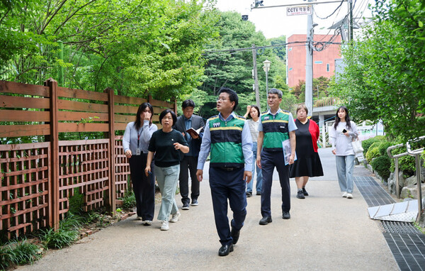 ▲ 한대희 군포시장 당선인이 최근 수도권 곳곳에서 대량 발생하고 있는 붉은등우단털파리, 이른바 ‘러브버그’로 인한 시민 불편을 줄이기 위해 방제 현장을 직접 점검했다. ⓒ 뉴스피크