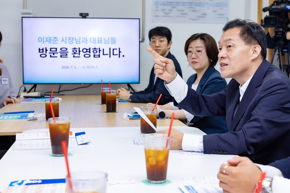 ▲ 이재준 수원특례시장이 청년벤처기업인들과의 간담회에서 발언하고 있다.