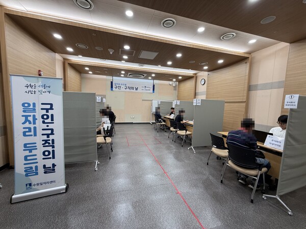 ▲ ‘7월 일자리 두드림 구인·구직의 날’에 참여한 구직자들이 면접을 보고 있다.