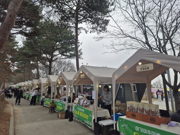 ▲ 여주시(시장 이충우)는 상반기 동안 관내 주요 관광지와 연계해 운영한 ‘여주 농특산물 직거래장터’가 큰 호응을 얻으며 성공적으로 마무리되었다고 밝혔다. ⓒ 뉴스피크