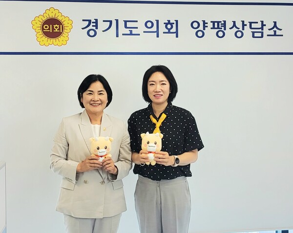 ▲ 제12대 경기도의회 이혜원 의원(국민의힘, 양평 2)과 윤순옥 의원(국민의힘, 양평 1)이 7월 2일 경기도의회 양평상담소에서 지역주민들의 다양한 의견을 직접 청취하고 생활 불편 사항 및 지역 현안을 신속하게 해결하기 위한 「찾아가는 경기도의회 양평상담소」 운영과 의정활동 방향에 대해 정담회를 개최했다.