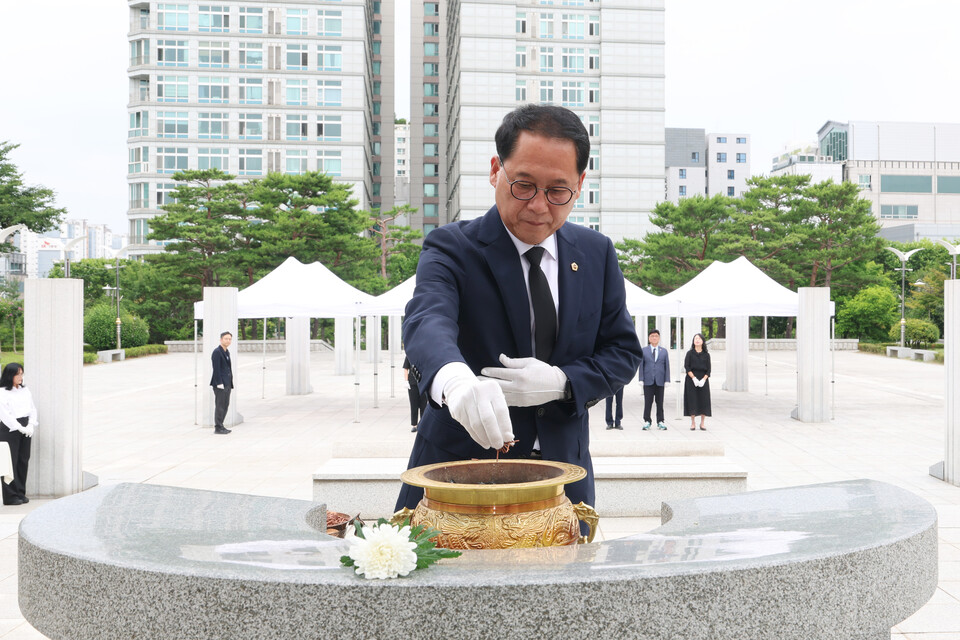 ▲ 경기도의회 교섭단체 더불어민주당(대표의원 안광률, 시흥1) 전반기 대표단이 현충탑 참배 후 본격적인 활동을 시작했다.