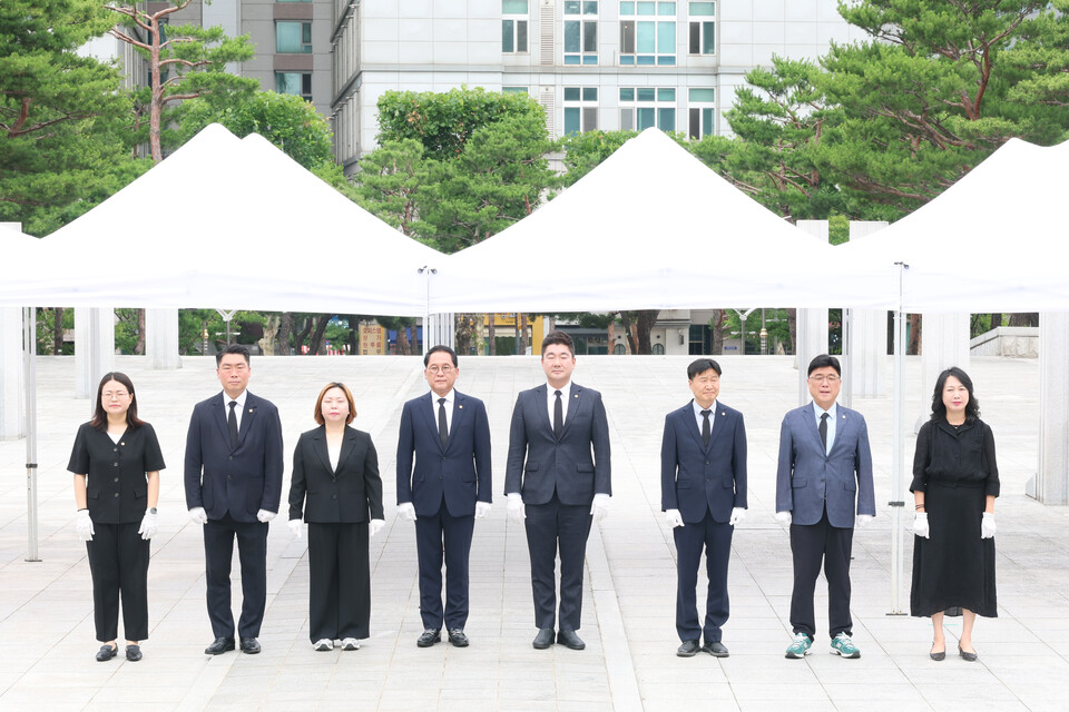 ▲ 경기도의회 교섭단체 더불어민주당(대표의원 안광률, 시흥1) 전반기 대표단이 현충탑 참배 후 본격적인 활동을 시작했다.