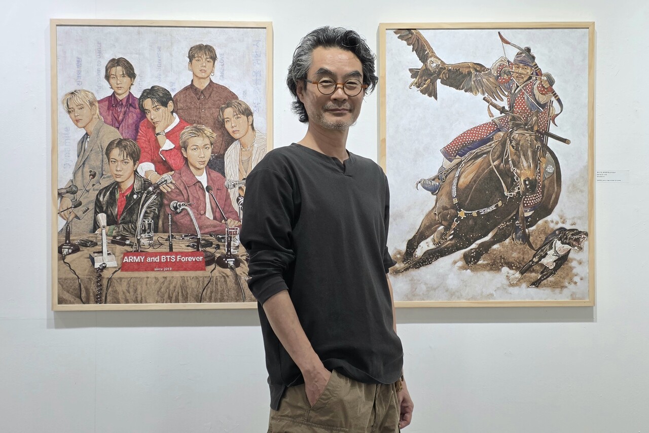 ▲ 작품 앞에서 서 있는 임대니 작가. 왼쪽은 ‘일곱개의 별(Seven Stars)’, 오른쪽은 ‘파야만적(破野蠻敵)’. ⓒ 뉴스피크