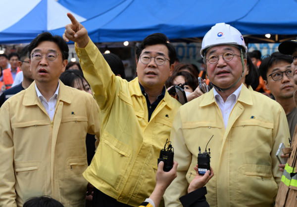 ▲ 인천광역시(시장 박찬대)는 지난 7월 20일 서구 석남동 쿠팡물류센터 화재 현장을 찾아 화재 진압 상황을 점검하고, 주민 대피소를 방문해 지원 실태를 살피며 주민들을 위로했다고 밝혔다. ⓒ 뉴스피크