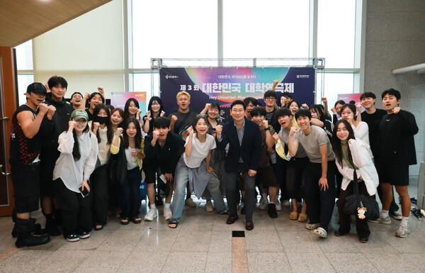 ▲ 이상일 용인특례시장은 21일 제3회 대한민국 대학연극제 본선 경연 작품 영점 관람에 앞서 대학연극인들을 응원했다.