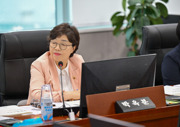 ▲ 박옥분 도의원 "농업기술원 연구성과 현장 접목·수목원 운영 효율성 높여야"
